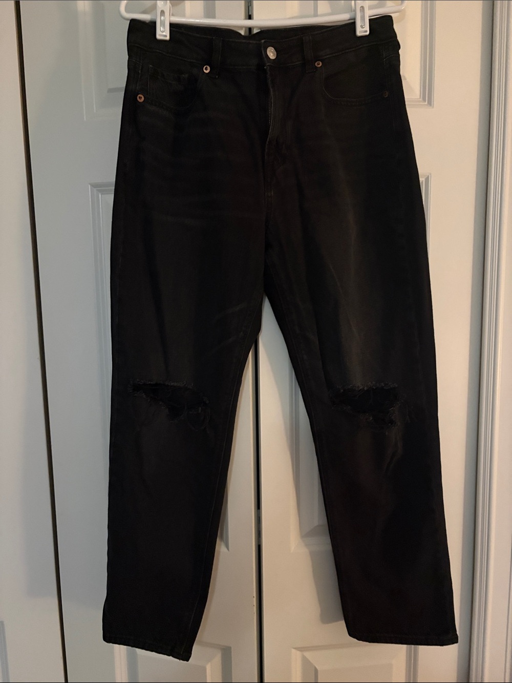 American Eagle Outfitters Men's Black Straight Jeans with Knee Rips